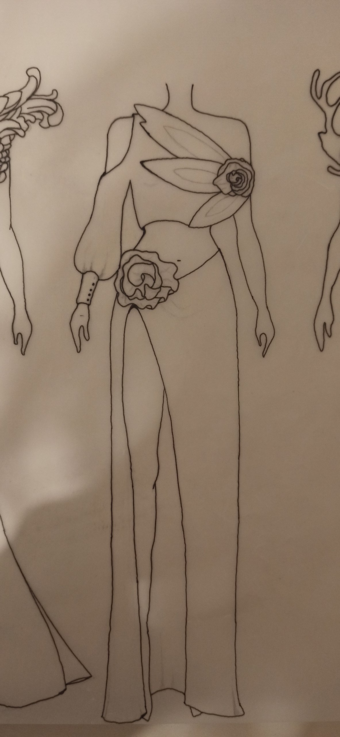 Croquis crayon — haut asymétrique, manche pétale