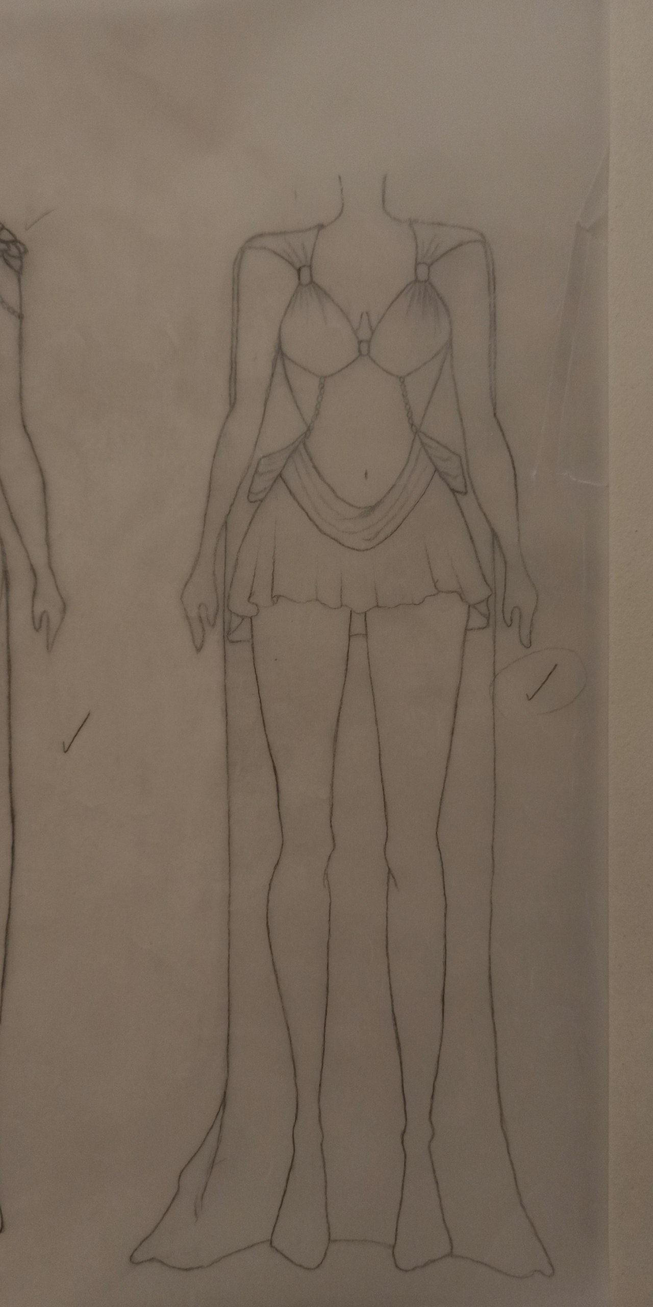 Croquis crayon — mini bustier, drapé à la hanche